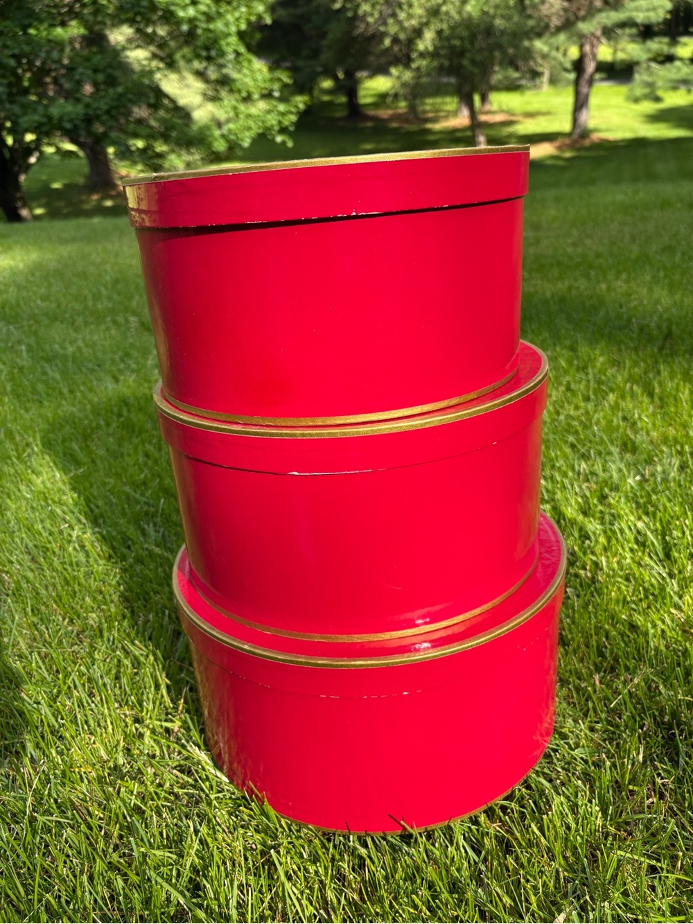 Vintage Set of 3 Red Nesting Hat Boxes ❤️ 🎩 Gold Trim Large